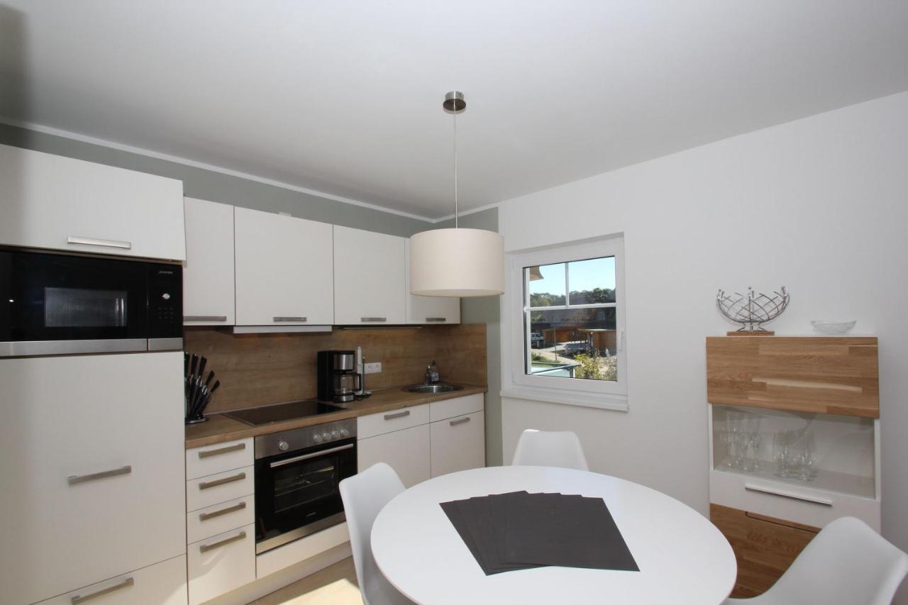 Rex Rugia: Beachside Apartment with Balcony and Spa Access Lobbe Exterior photo